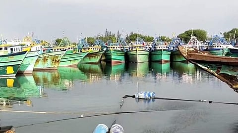 தூத்துக்குடி மீனவர்கள் கடலுக்குச் செல்லத் தடை!