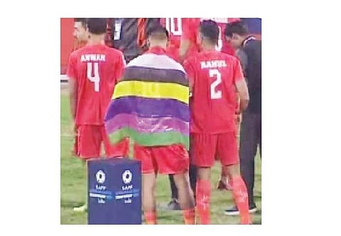 மைதேயி கொடியுடன் வந்த இந்திய வீரரால் சா்ச்சை