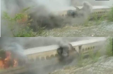 தெலங்கானாவில் விரைவு ரயிலில் தீ: 5 பெட்டிகள் சேதம்; பயணிகள் தப்பினா்