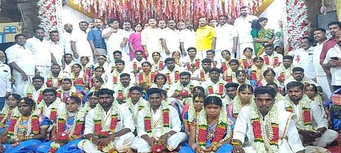 மன்னார்குடி ராஜகோபாலசாமி கோயிலில் இந்து சமய அறநிலை துறை சார்பில் நடைபெற்ற திருமணத்தில் திருமணம் செய்து கொண்ட 26 ஜோடிகள்