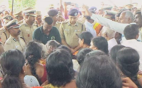 கோவை சரக டிஐஜி விஜயகுமார் உடலுக்கு டிஜிபி சங்கர் ஜிவால் நேரில் சென்று அஞ்சலி செலுத்தினார்.