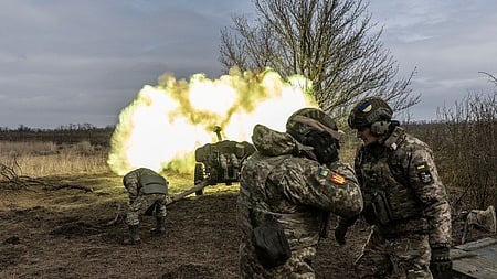 ரஷிய நிலைகளை நோக்கி எறிகணை தாக்குதல் நடத்தும் உக்ரைன் வீரா்கள்