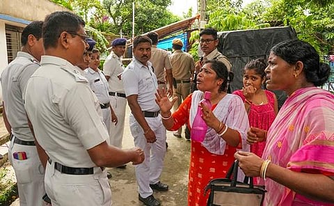 மேற்கு வங்கத்தில் தொடரும் வன்முறை: வாக்குச்சாவடிகள் சூறை, 9 பேர் பலி!