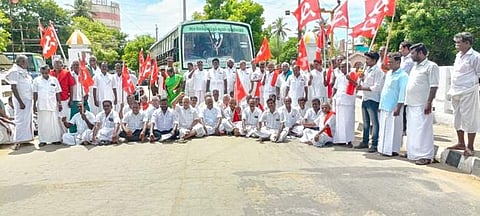 மன்னார்குடி கீழ பாலத்தில் சாலை மறியலில் ஈடுபட்ட தமிழ்நாடு விவசாயிகள் சங்கத்தினர்.