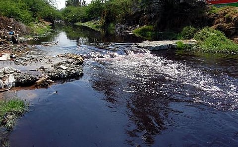 ஈரோடு காவிரி ஆற்றில் நீல நிறத்தில் கலக்கும் சாய ஆலைக் கழிவு
