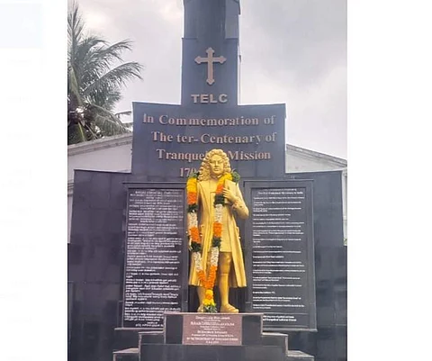 தரங்கம்பாடியில் சீகன்பால்கு-வின் நினைவு தினத்தை முன்னிட்டு அவரது சிலைக்கு மாலை அணிவித்த தரங்கை பேராயர் ஏ.கிறிஸ்டியன் சாம்ராஜ் மற்றும் சபை குருமார்கள்.