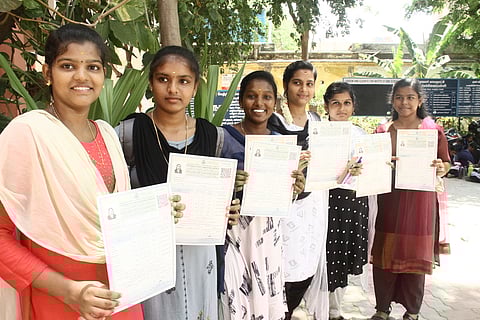 பிளஸ் 2 மாணவ, மாணவிகளுக்கு மதிப்பெண் பட்டியல் அளிப்பு