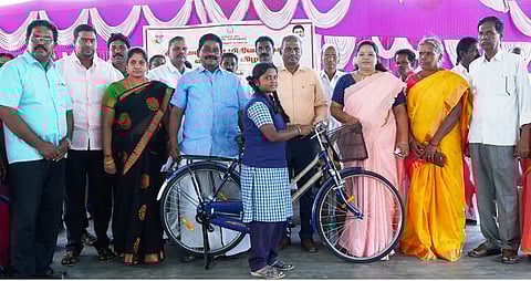 1,913 மாணவா்களுக்கு விலையில்லா மிதி வண்டிகள்: திருப்பத்தூா் ஆட்சியா் வழங்கினாா்