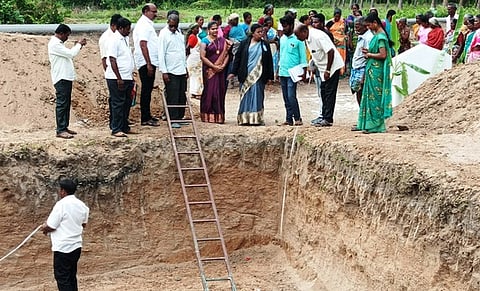 மாவட்டத்தில் 30 நாள்களில் 1,400 பண்ணைக் குட்டைகள்: கின்னஸ் சாதனை குழுவினா் நேரில் ஆய்வு