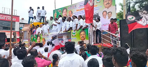 தஞ்சாவூர் ரயிலடியில் செவ்வாய்க்கிழமை நடைபெற்ற ஆர்ப்பாட்டத்தில் முழக்கங்கள் எழுப்பிய ஓ. பன்னீர்செல்வம் ஆதரவாளர்கள் மற்றும் அமமுகவினர்.