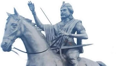 சுதந்திரப் போராட்ட வீரர் தீரன் சின்னமலை சிலை