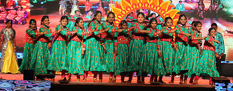 புஷ்பலதா கல்விக் குழுமத்தின் நிறுவனா் தின விழாவில் நடனமாடிய மாணவிகள்.