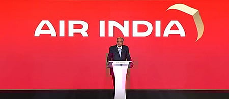 ஏா் இந்தியாவுக்கான புதிய இலச்சினையை புது தில்லியில் அறிமுகப்படுத்திய டாடா சன்ஸ் தலைவா் என். சந்திரசேகரன்.