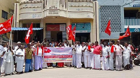 கூத்தாநல்லூரில் குறுவை சாகுபடிக்கு காப்பீடு வழங்கக் கோரி அஞ்சலகம் முன்பு நடைபெற்ற முற்றுகைப் போராட்டம்.