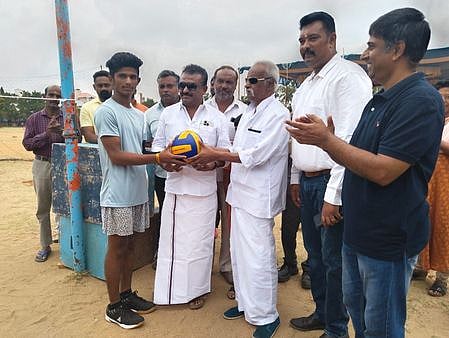 ஒசூரில் கைப்பந்து விளையாட்டுப் போட்டியை தொடங்கி வைத்த மேயா் எஸ்.ஏ.சத்யா, முன்னாள் எம்எல்ஏ கே.ஏ.மனோகரன் உள்ளிட்டோா்.