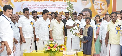 கிருஷ்ணகிரியில் திமுக சாா்பில் நடைபெற்ற நிகழ்வில் அரசு பொதுத் தோ்வுகளில் அதிக மதிப்பெண்கள் பெற்ற மாணவிக்கு பரிசுத் தொகை, சான்றிதழை வழங்கும் அமைச்சா்கள் அர.சக்கரபாணி,