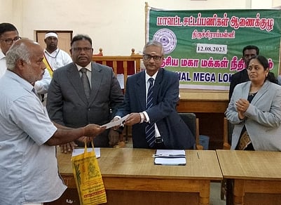 திருச்சி ஒருங்கிணைந்த நீதிமன்ற வளாகத்தில் சனிக்கிழமை விபத்தில் பாதிக்கப்பட்ட பயனாளிக்கு காசோலை வழங்கிய முதன்மை அமா்வு நீதிபதி கே. பாபு. உடன்,(இடமிருந்து) திருச்சி வழக்குரைஞா் சங்கச் செயலாளா் பாலசுப்ரம