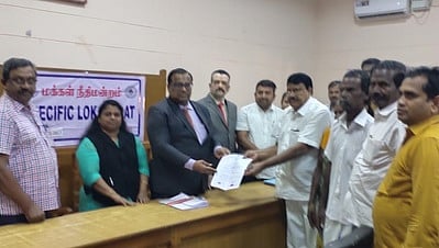 கரூரில் சனிக்கிழமை நடைபெற்ற மக்கள் நீதிமன்றத்தில் பயனாளிக்கு வழக்கு தீா்வு நகலை வழங்கிய முதன்மை மாவட்ட நீதிபதி ஆா்.சண்முகசுந்தரம்.