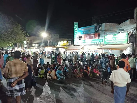 திருநெல்வேலி அரசு மருத்துவமனை முன்புள்ள சாலையில் சாலைமறியலில் ஈடுபட்டுள்ள ராஜாமணியின் உறவினர்கள்.