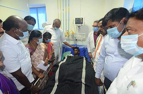 திருநெல்வேலி அரசு மருத்துவமனையில் சிகிச்சை பெற்று வரும் மாணவர் சின்னதுரை, அவரது சகோதரி சந்திர செல்வியை நேரில் அமைச்சர்கள் மா. சுப்பிரமணியன், கயல்விழி, பேரவைத் தலைவர் மு.அப்பாவு நேரில் சந்தித்து ஆறுதல்
