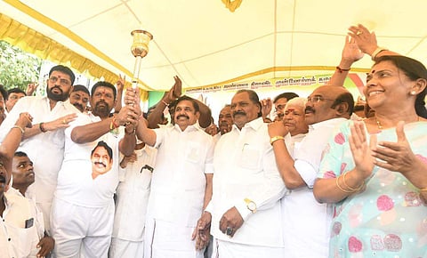 அதிமுக மாநாட்டுக்கான ஜோதி ஓட்டம்: இபிஎஸ் தொடக்கிவைத்தார்