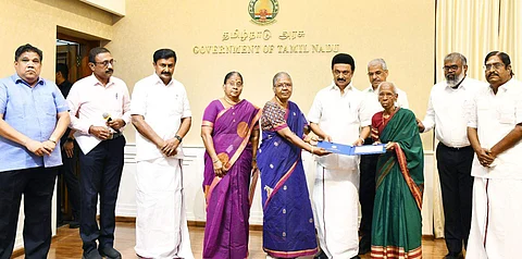 நாட்டுடைமையாக்கப்பட்ட நன்னன் நூல்களுக்கு உரிமைத்தொகை: முதல்வர் வழங்கினார்