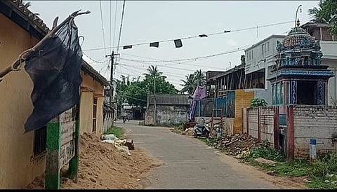 கும்பகோணம் அருகே பரவனூா் கிராமத்தில் ஞாயிற்றுக்கிழமை மாலை தெருவிலும், வீட்டின் முன்பும் கட்டப்பட்டுள்ள கருப்புக் கொடி.