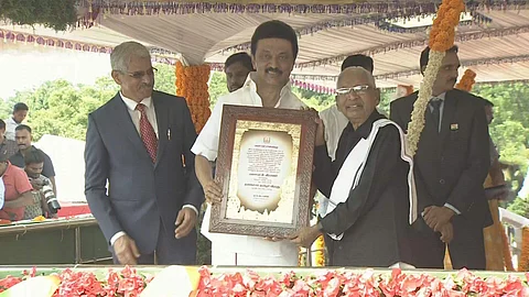 கி.வீரமணிக்கு தகைசால் தமிழா் விருது வழங்கிய முதல்வர்
