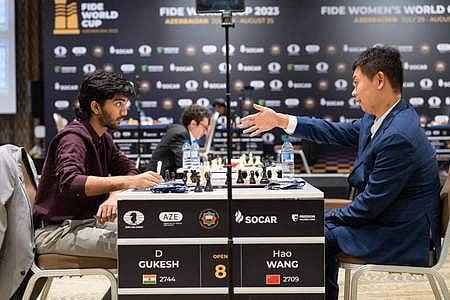 உலக செஸ்: காலிறுதியில் மோதும் காா்ல்சென் - குகேஷ்