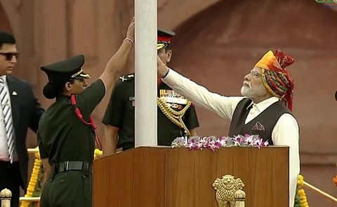 சுதந்திர நாள்: தில்லி செங்கோட்டையில் தேசியக் கொடி ஏற்றினார் பிரதமா் மோடி