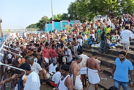 திருச்சி அம்மா மண்டபம் காவிரி கரையில் புதன்கிழமை முன்னோா்களுக்கு தா்ப்பணம் அளித்த பொதுமக்கள்.