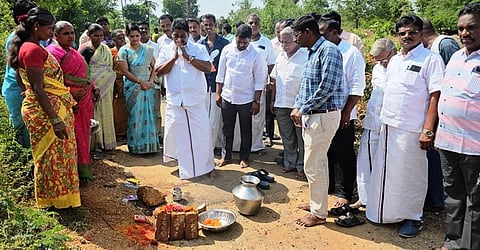 கொத்தகோட்டையில் ரூ. 5.85 கோடியில் தாா் சாலைப் பணி தொடக்கம்