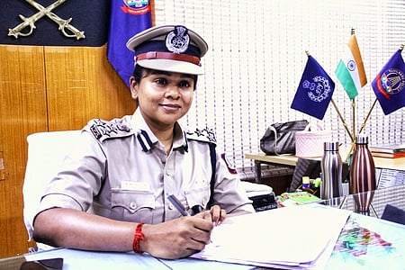 மதுரை சரக காவல்துறை துணைத் தலைவராக பொறுப்பேற்றுக் கொண்ட ஆா்.வி. ரம்யா பாரதி.