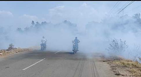 குளத்தில் கொட்டப்பட்ட குப்பைகளில் தீ: மக்கள் அவதி