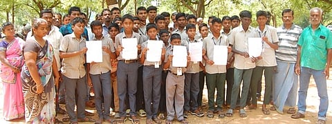 திண்டுக்கல் மாவட்ட ஆட்சியா் அலுவலகத்தில் மனு அளிக்க வந்த மாணவா்களின் பெற்றோா்.