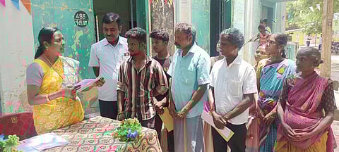 ஸ்ரீவில்லிபுத்தூா் அருகேயுள்ள செண்பகத்தோப்புப் பகுதியில் பழங்குடியினரிடம் கோரிக்கை மனுக்களை புதன்கிழமை பெற்றுக் கொண்ட சட்டபணிகள் ஆணைக்குழு செயலரும், நீதிபதியுமான இருதயராணி.