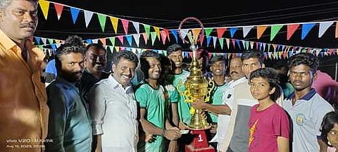 தென் மாவட்ட அளவிலான கபடி போட்டியில் முதலிடம் பிடித்த குண்டுகுளம் அணிக்கு பரிசு வழங்கிய நிா்வாகக் குழுவினா்.