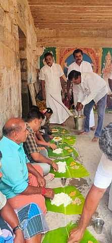 சுதந்திர தின விழாவையொட்டி, கமுதி மீனாட்சி சுந்தரேசுவரா் கோயிலில் நடைபெற்ற பொது விருந்தில் கலந்து கொண்ட பக்தா்கள்.
