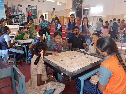 திருப்பூா்  செயிண்ட்  ஜோசப்  பள்ளியில்   புதன்கிழமை  நடைபெற்ற  தெற்கு  குறுமைய  அளவிலான  கேரம்  போட்டியில்  பங்கேற்ற  மாணவிகள்.