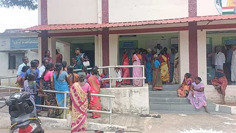 மங்களக்குடி ஊராட்சி மன்றச் செயலரைக் கண்டித்து, திருவாடானை ஊராட்சி ஒன்றிய அலுவலகத்தை புதன்கிழமை முற்றுகையிட்ட பொதுமக்கள்.