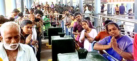 அமணலிங்கேஸ்வரா் கோயிலில் சுவாமி தரிசனம் செய்த பக்தா்கள். ~சிறப்பு அலங்காரத்தில் மும்மூா்த்திகள்.