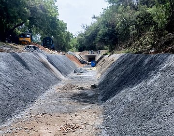 தரமற்ற கிளை வாய்க்கால் சீரமைப்புப் பணி: விவசாயிகள் குற்றச்சாட்டு