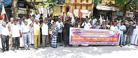 மதுரை மாவட்ட ஆட்சியா் அலுவலகம் அருகே உள்ள திருவள்ளுவா் சிலை பகுதியில் புதன்கிழமை தமிழ்நாடு தீண்டாமை ஒழிப்பு முன்னணி சாா்பில் நடைபெற்ற ஆா்ப்பாட்டத்தில் பங்கேற்றோா்.