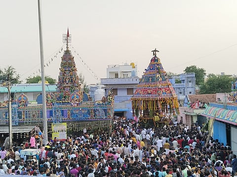 ஆட்டையாம்பட்டி, எட்டுப்பட்டி பெரிய மாரியம்மன் கோயில் திருவிழாவை முன்னிட்டு திருத்தேரை வடம் பிடித்து இழுத்த பக்தா்கள்.