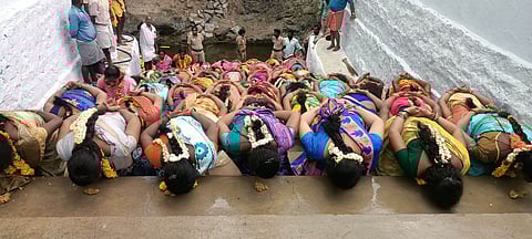 பரதேசி ஆறுமுக சுவாமி கோயிலில் குழந்தை வரம் வேண்டி மண்சோறு சாப்பிட்ட பெண்கள்.