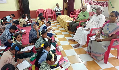 சிதம்பரம் காந்தி மன்றத்தில் நடைபெற்ற பள்ளி மாணவா்களுக்கான கட்டுரைப் போட்டி.