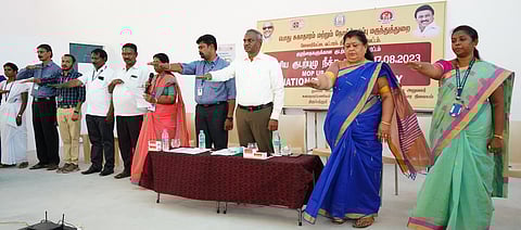 குடற்புழு நீக்கும் மாத்திரைகள் வழங்கும் பணி: திருப்பத்தூா் ஆட்சியா் தொடங்கி வைத்தாா்