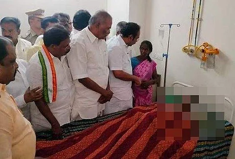 பாதிக்கப்பட்ட மாணவரை அமைச்சர் தங்கம் தென்னரசு, பேரவைத் தலைவர் அப்பாவு சந்தித்தபோது(கோப்புப்படம்)