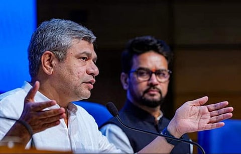 தில்லியில் செய்தியாளா்களுக்கு பேட்டியளித்த மத்திய அமைச்சா்கள் அஸ்வினி வைஷ்ணவ், அனுராக் தாக்குா்.