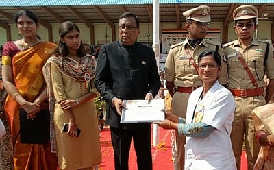 உதவி மருத்துவராகப் பணிபுரியும் கே.கீதா, சேலம் மாவட்டத்தில் சிறந்த கால்நடை மருத்துவராக தோ்ந்தெடுக்கப்பட்டு சுதந்திர தின விழாவில் சேலம் மாவட்ட ஆட்சியா் செ.காா்மேகம் சான்றிதழ் வழங்கினாா்